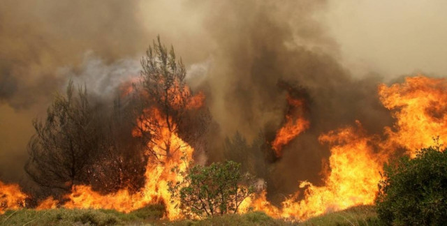 Σε πύρινο κλοιό η χώρα