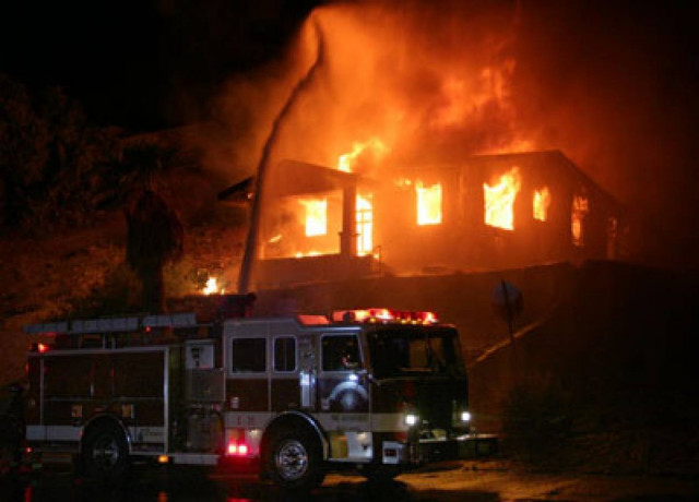 Προσπάθησαν να τους κάψουν ζωντανούς μέσα στο σπίτι τους