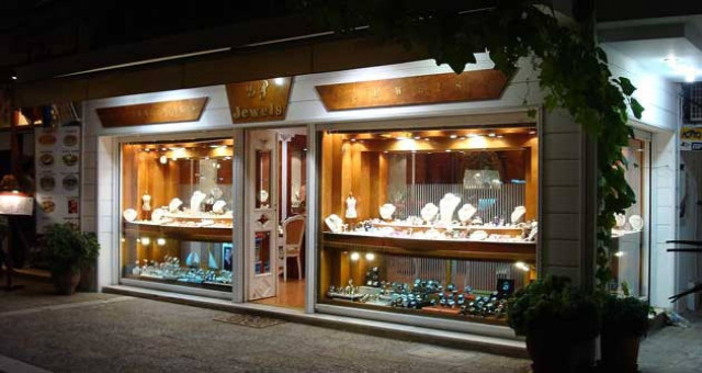 «Άδειασαν» με βαριοπούλα χρυσοχοείο