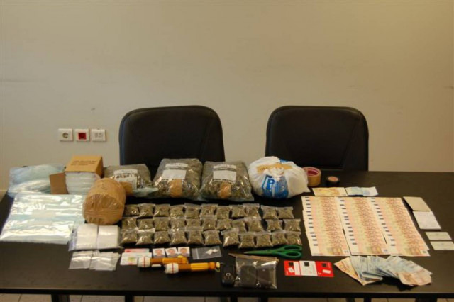 Διακινούσε ναρκωτικά και πλαστά χαρτονομίσματα