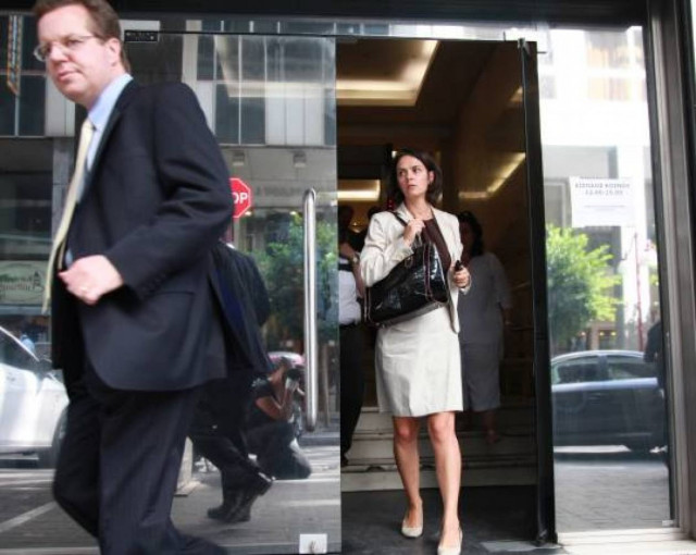 Νέες πιέσεις ασκεί η Τρόικα για τις ΔΕΚΟ