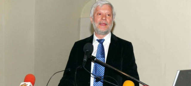 Τη βάπτισε δημοσιογράφο και την προσέλαβε με ρουσφέτι