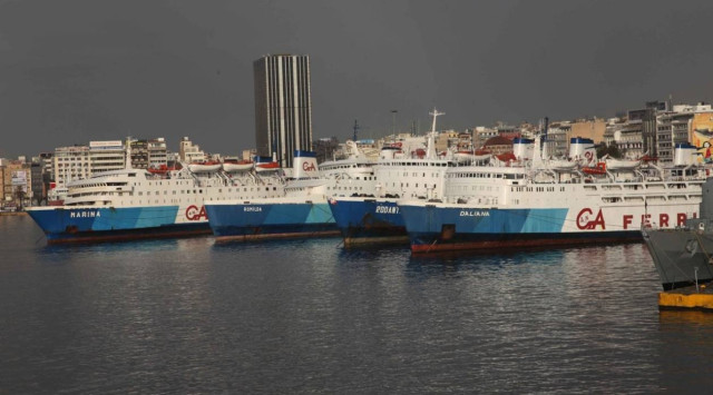 Φεύγουν από τον Πειραιά τα πλοία «φαντάσματα»