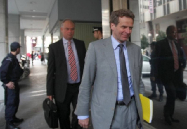 Περικοπές δαπανών και απολύσεις ζήτησε η τρόικα