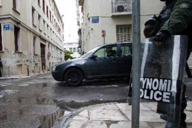 Πέτρες και ξύλα κατά αστυνομικού