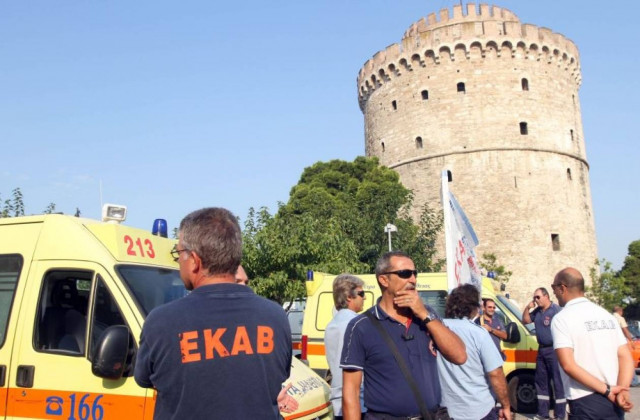 Διαμαρτυρία εργαζομένων στο ΕΚΑΒ στο Λευκό Πύργο