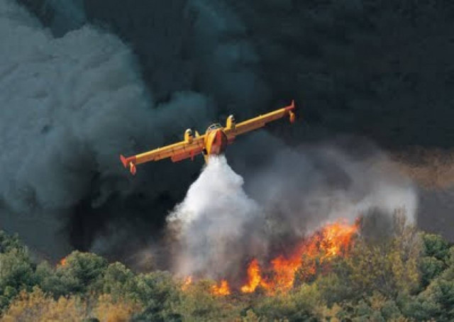Μαίνονται πυρκαγιές σε Σέρρες, Κεφαλονιά και Κρήτη