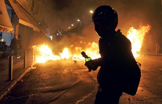Επίθεση κουκουλοφόρων σε διμοιρία των ΜΑΤ στα Εξάρχεια