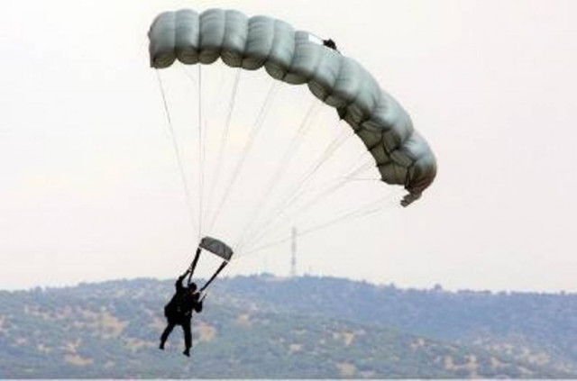 Στην εντατική αλεξιπτωτιστής