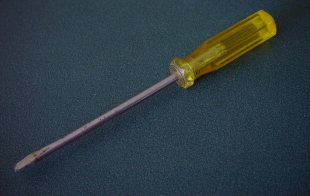 Του κάρφωσαν κατσαβίδι στο κεφάλι