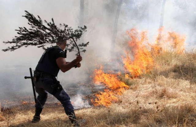 Μαίνεται η φωτιά στις Σέρρες