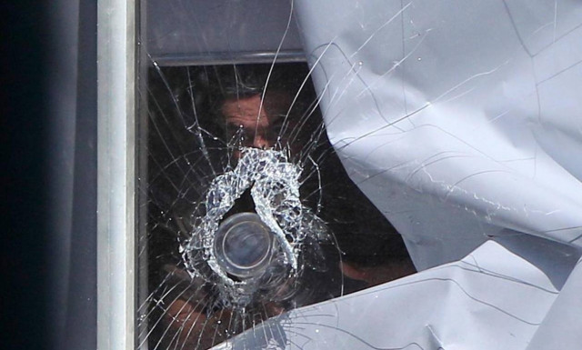 Απειλεί να ανατιναχθεί μαζί με την 11χρονη κόρη του