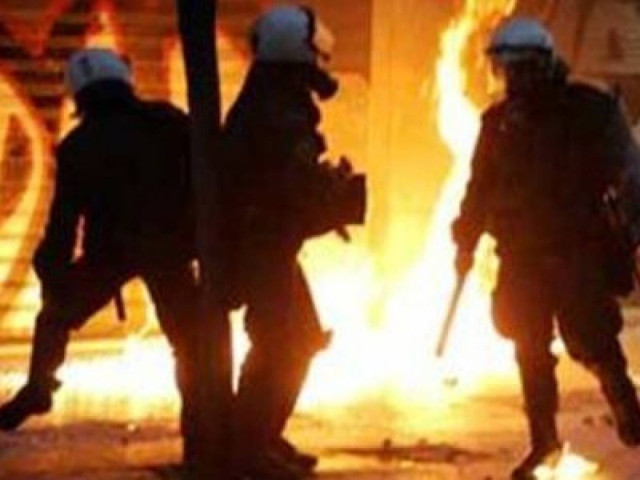 Επεισόδια και συμπλοκές όλη τη νύχτα στα Εξάρχεια