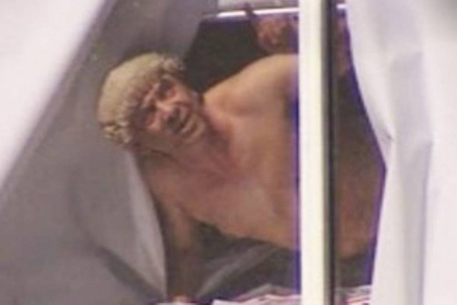 Άντρας κρατά όμηρο παιδί