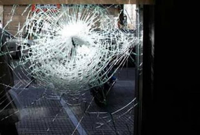 Κουκουλοφόροι έσπασαν καταστήματα στη πορεία των φοιτητών