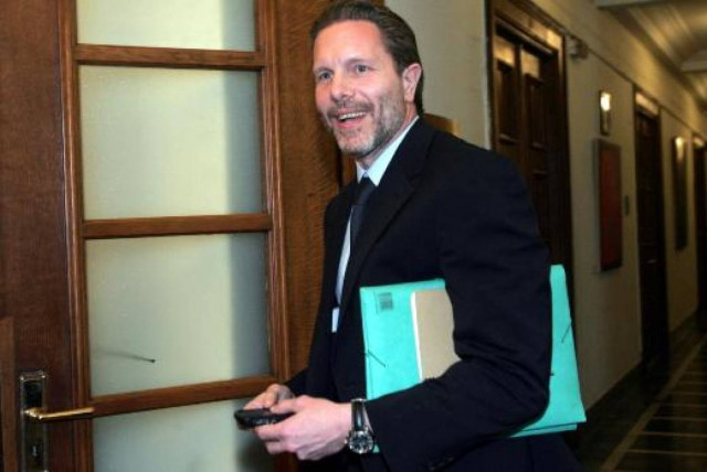 Συνταξιούχους, γέρους και πεθαμένους προσλαμβάνει ο Γερουλάνος