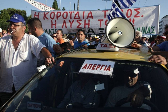 Σηκώνουν χειρόφρενο τα ταξί και απειλούν