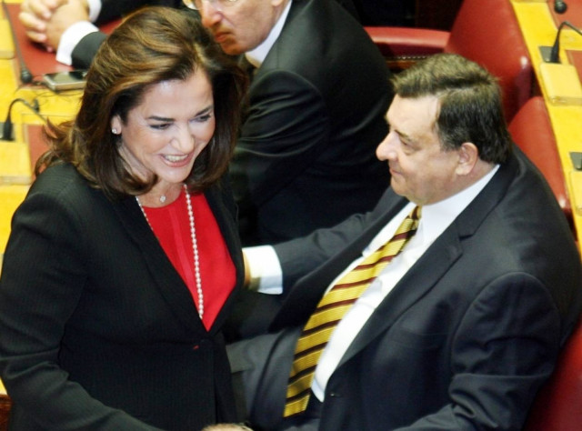 «Φλερτάρουν» με το ΠΑΣΟΚ  Ντόρα και Καρατζαφέρης