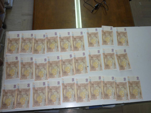 Χειροπέδες σε ζευγάρι για κυκλοφορία παραχαραγμένων χαρτονομισμάτων