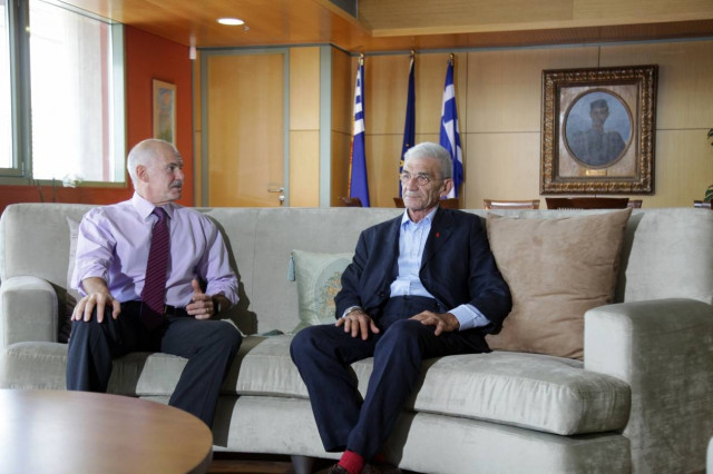 Είδηση οι κόκκινες κάλτσες του Μπουτάρη...