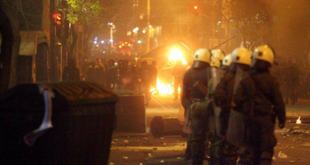 Κουκουλοφόροι πυρπόλησαν όχημα της αστυνομίας