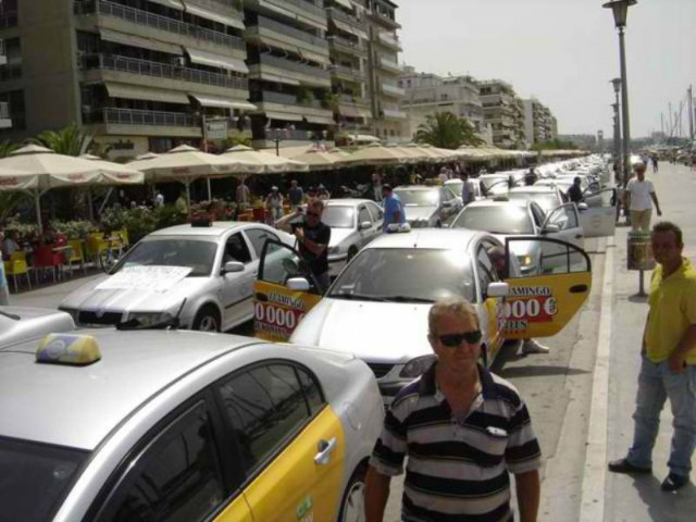 Πετούν αβγά σε απεργοσπάστες ταξιτζίδες!