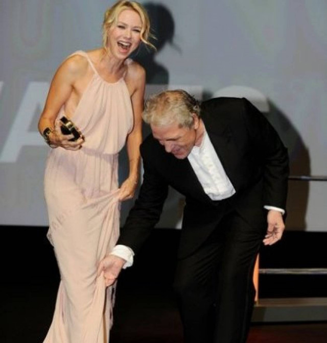 Η τρικλοποδιά της Naomi Watts στο κόκκινο χαλί