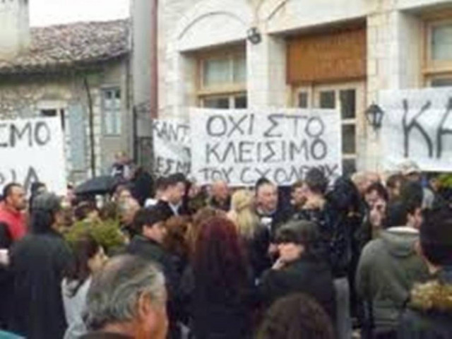 Δημητσάνα: Έκλεισαν το δρόμο για το «λουκέτο» σε σχολείο