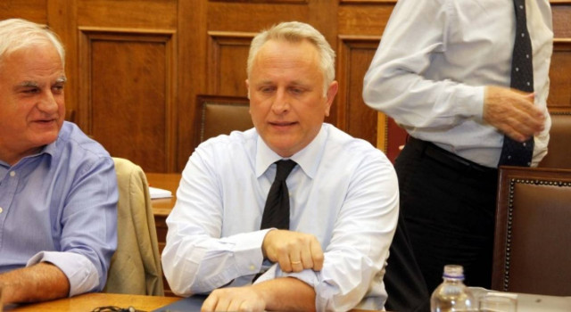 Συγκρούεται και με τα φορτηγά ο Ραγκούσης