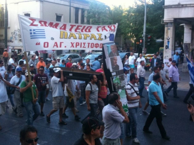 Οι ταξιτζήδες περικύκλωσαν τη Βουλή