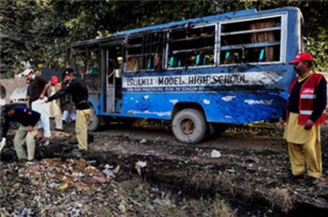 Πυρά κατά σχολικού λεωφορείου στο Πακιστάν