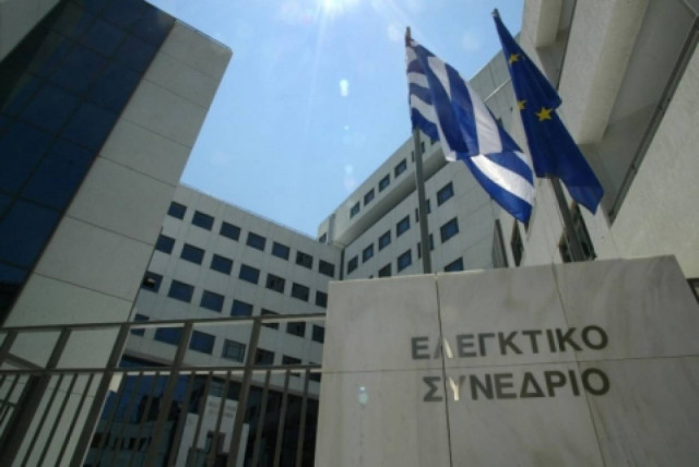 Στα άκρα η κόντρα για τα σχολικά βιβλία