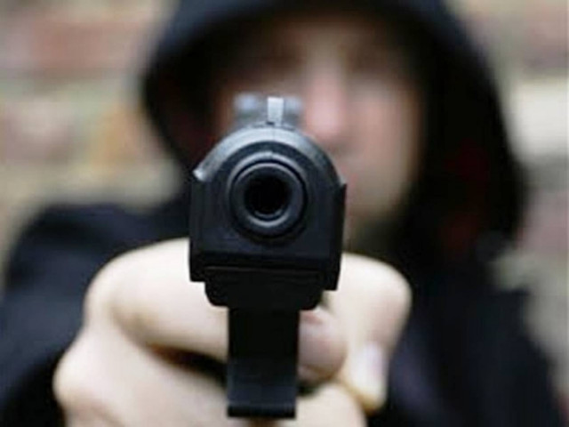 Τον χτύπησε και του άρπαξε 180.000 ευρώ