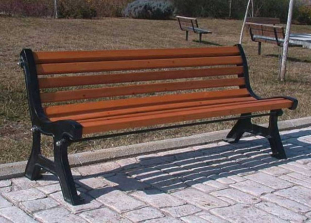 Τριακόσια παγκάκια για τη Θεσσαλονίκη