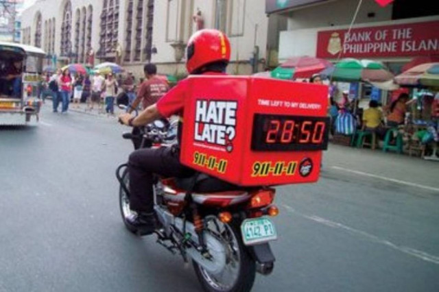 Χαροπαλεύει διανομέας φαγητού