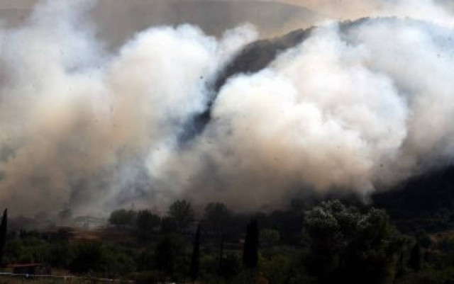 Στις φλόγες ακόμα η Φωκίδα