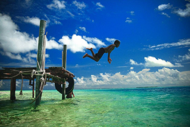 Πατέρας πέταξε το παιδί του στη θάλασσα