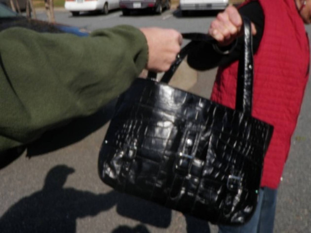 Τη λήστεψαν αλλά δεν πήγαν μακριά…