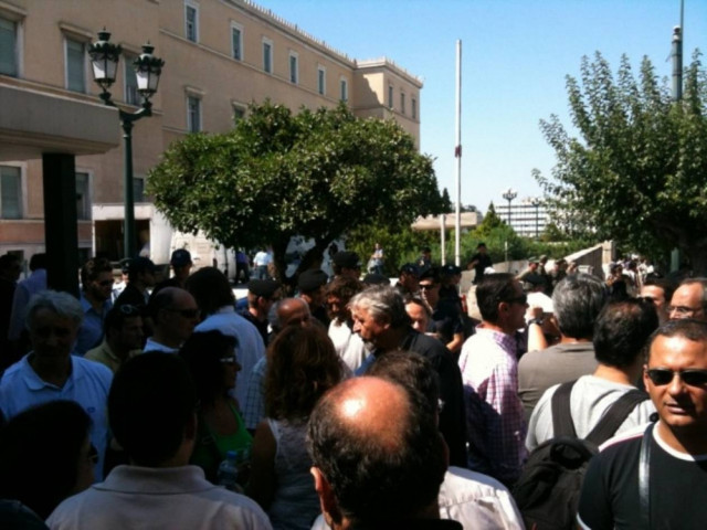 Ένταση και τραυματισμοί εργαζομένων της ΕΡΤ στη Βουλή