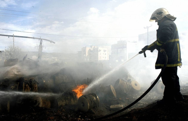 Διέρρηξε, άρπαξε και έβαλε φωτιά στο φανοποιείο