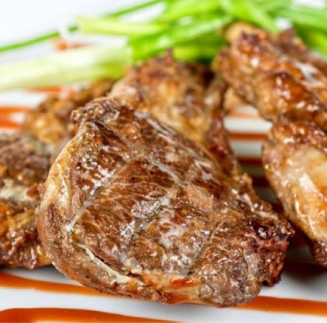 Χοιρινές μπριζόλες με σος μαρμελάδας raspberry