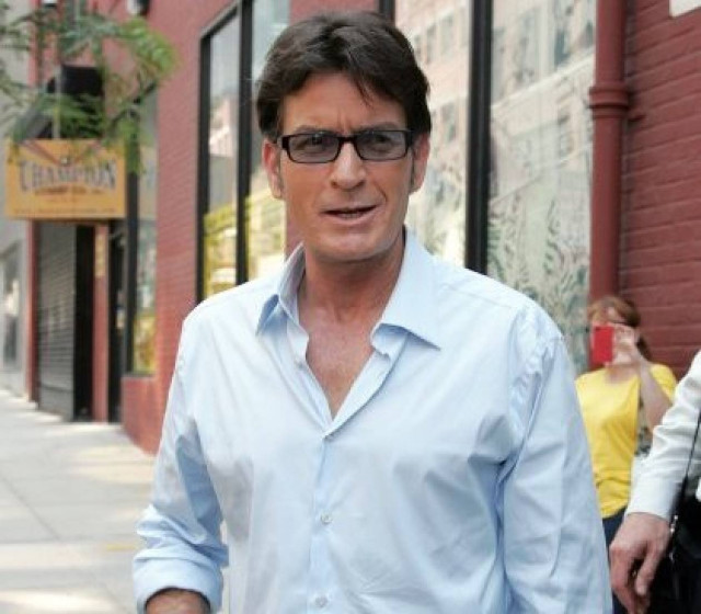 Ο Charlie Sheen είδε το φως στο τούνελ