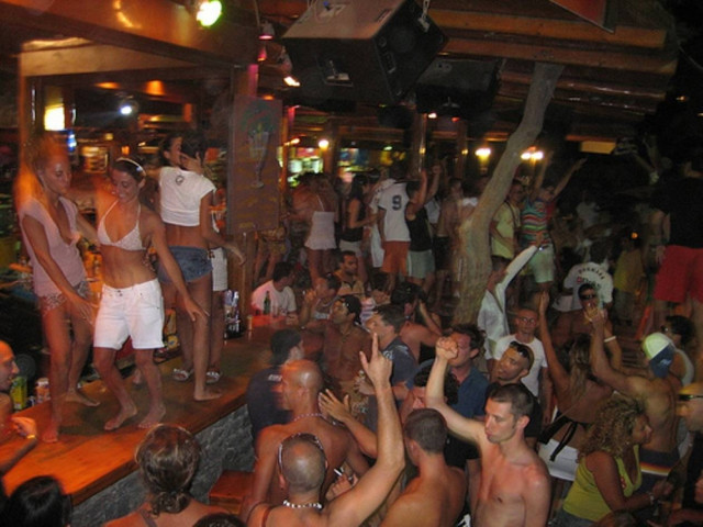 Όργια στη Μύκονο από παίκτες ριάλιτι