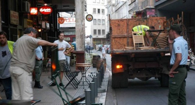 Έπεσε στις ρόδες φορτηγού για τα τραπεζοκαθίσματα