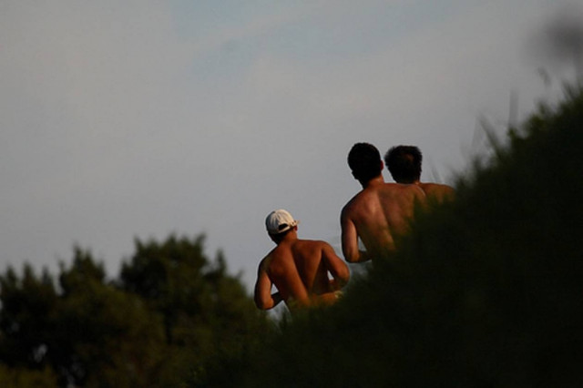 Κυκλοφορούσαν γυμνοί και έκαναν άσεμνες χειρονομίες!