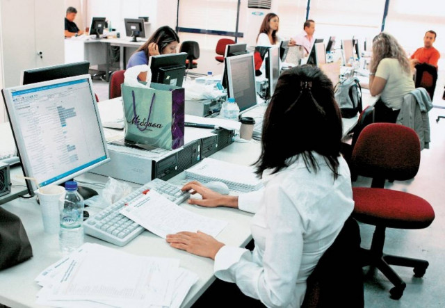 Απολύσεις στο Δημόσιο και περικοπή μισθών