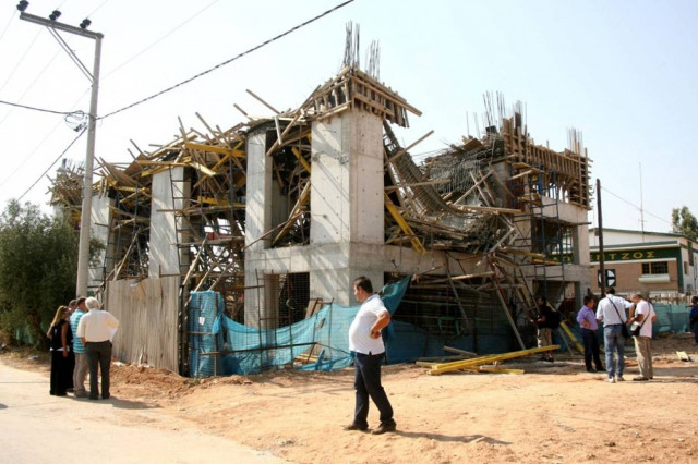 Σώοι με ελαφρά τραύματα εργάτες από κατάρρευση οικοδομής