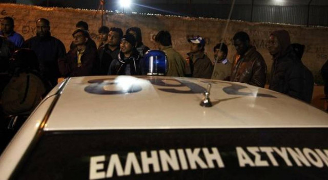 Μετέφεραν σε δύο οχήματα 12 λαθρομετανάστες