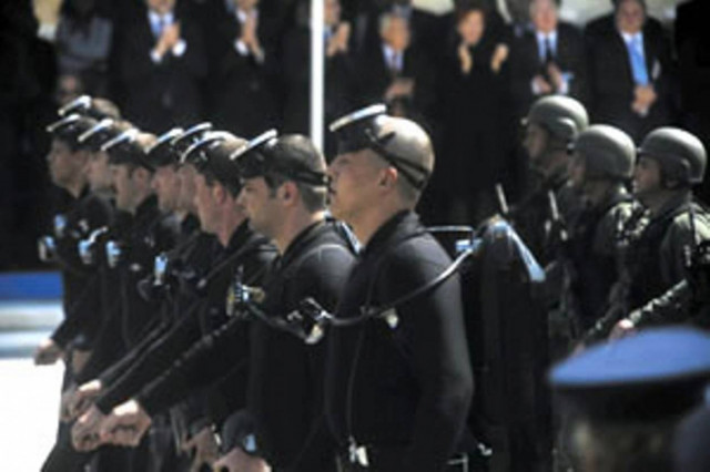 Στο Ναυτοδικείο 39 ΟΥΚαδες για υβριστικά συνθήματα σε παρέλαση