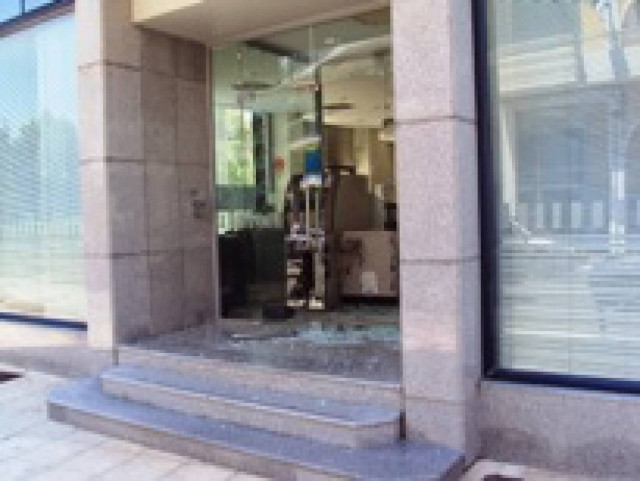 Έβαλαν γκαζάκια σε είσοδο τράπεζας